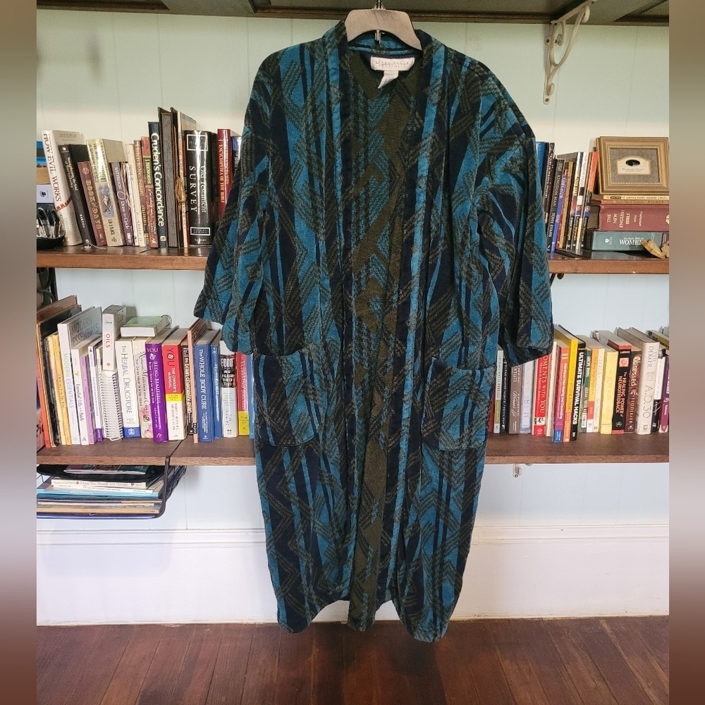 Perry Ellis Portfolio Terry robe with abstract design. Men's one size
